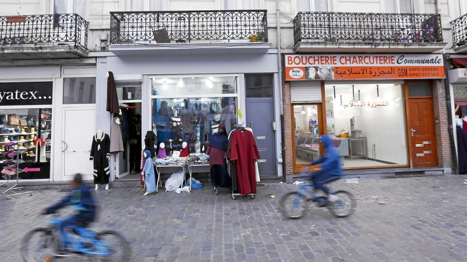 Una calle del barrio belga de Molenbeek, donde han vivido los autores de varios atentados en Francia y Bélgica.