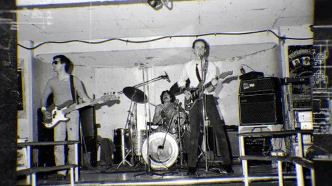 Una imagen de los primeros ilegales, de izda. a dcha.: Íñigo Ayestarán, David Alonso, y Jorge Martínez, a finales de los años 70
