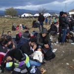 Cientos re refugiados esperan para acceder al campamento de registro y tránsito tras cruzar la frontera entre Grecia y Macedonia
