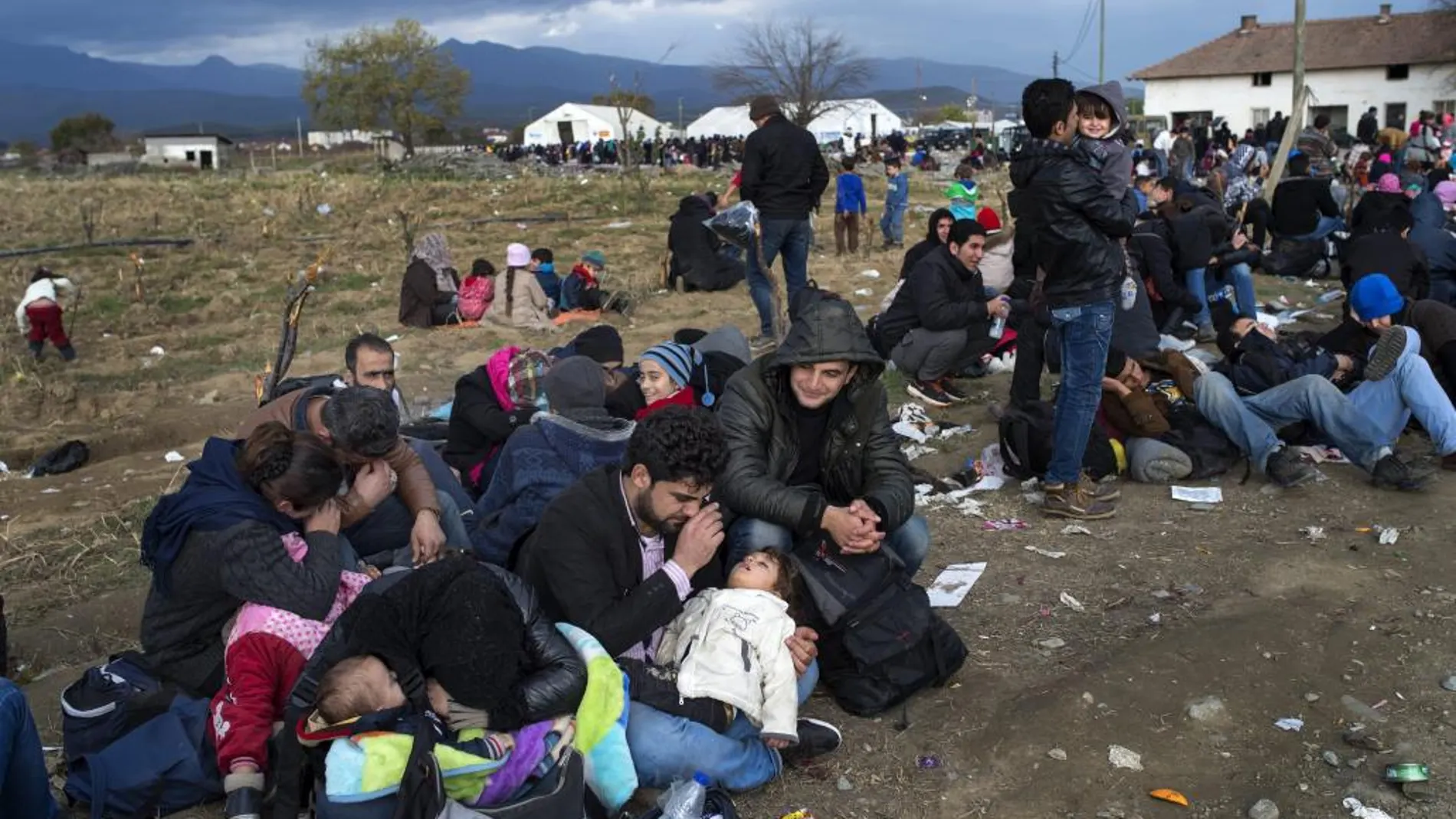 Cientos re refugiados esperan para acceder al campamento de registro y tránsito tras cruzar la frontera entre Grecia y Macedonia