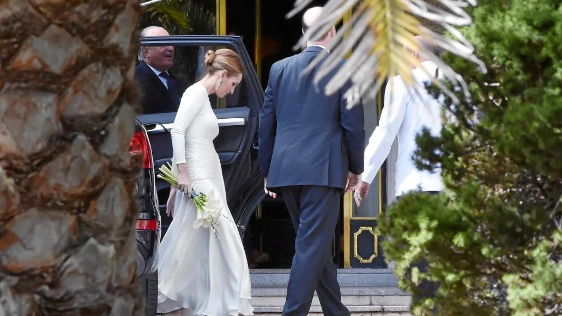 Andrea Pascual, ya casada, a su llegada al convite en casa de la Infanta Pilar, hermana del Rey Emérito, que acudió solo