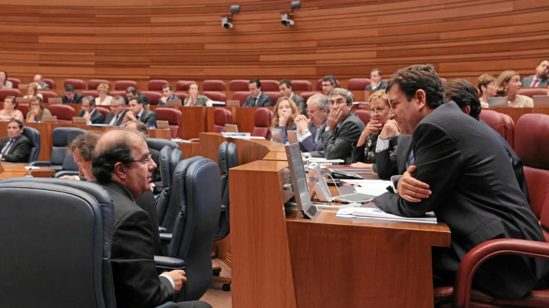 El presidente de Castilla y León, Juan Vicente Herrera, conversa de forma distentida con el portavoz del Grupo Popular en las Cortes regionales, Carlos Fernández Carriedo