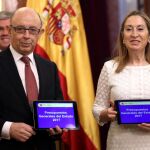 Montoro entrega el proyecto de presupuestos en el Congreso