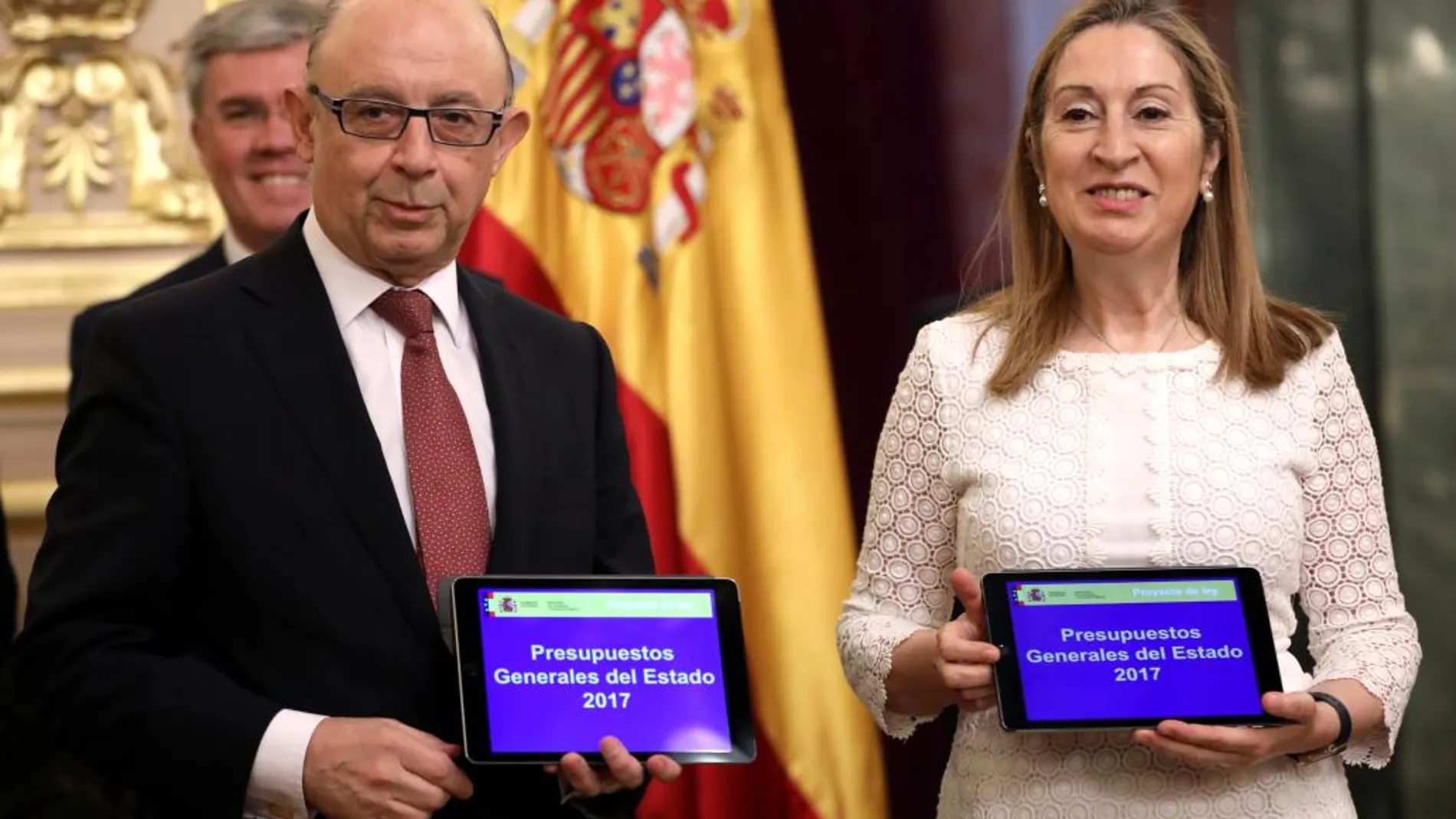 Montoro entrega el proyecto de presupuestos en el Congreso