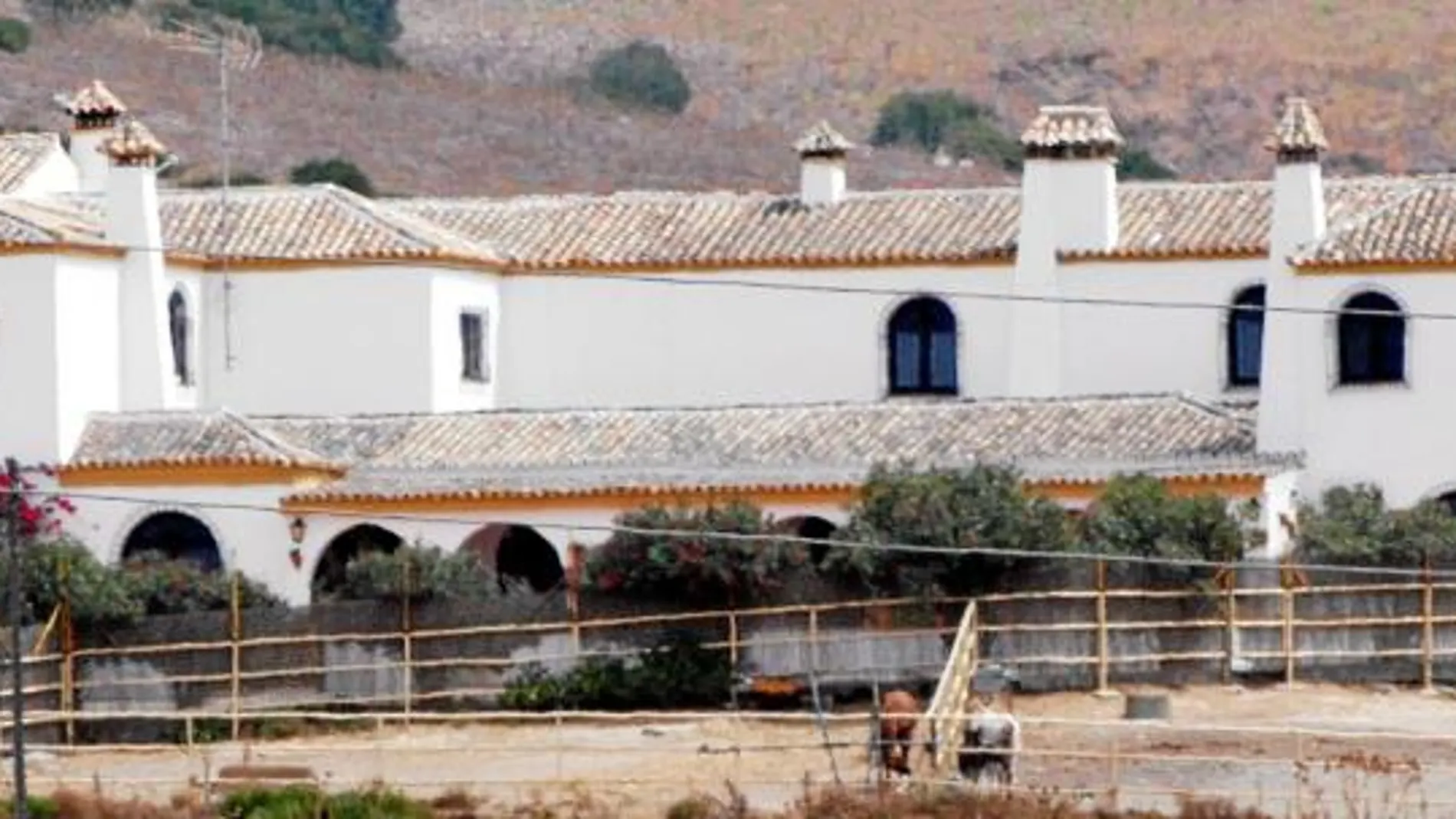 La propiedad está situada entre Barbate y Medina-Sidonia (Cádiz), entre zonas de monte, dehesa y cultivo, y, además de la casa principal, tiene piscina y cuadras.