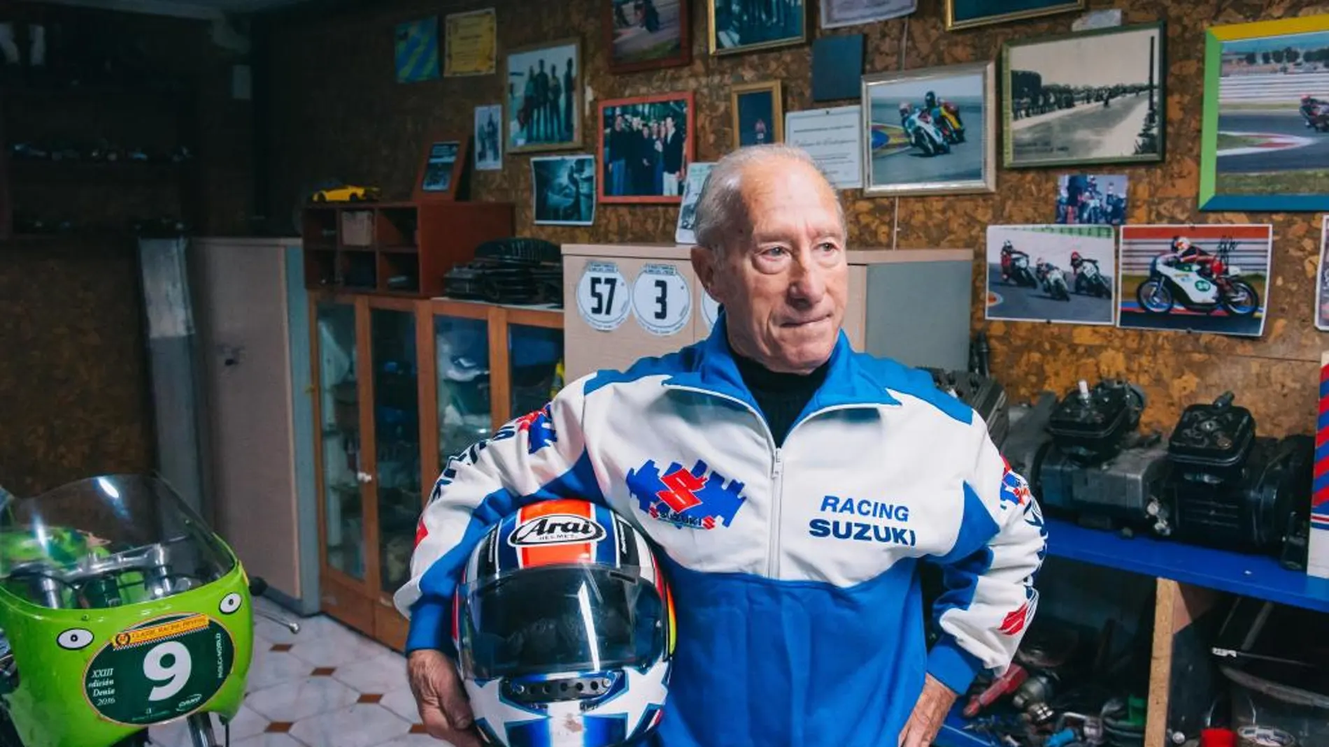 Con sus 78 años, Eduardo continúa preparando sus motos en su garaje para después competir con ellas