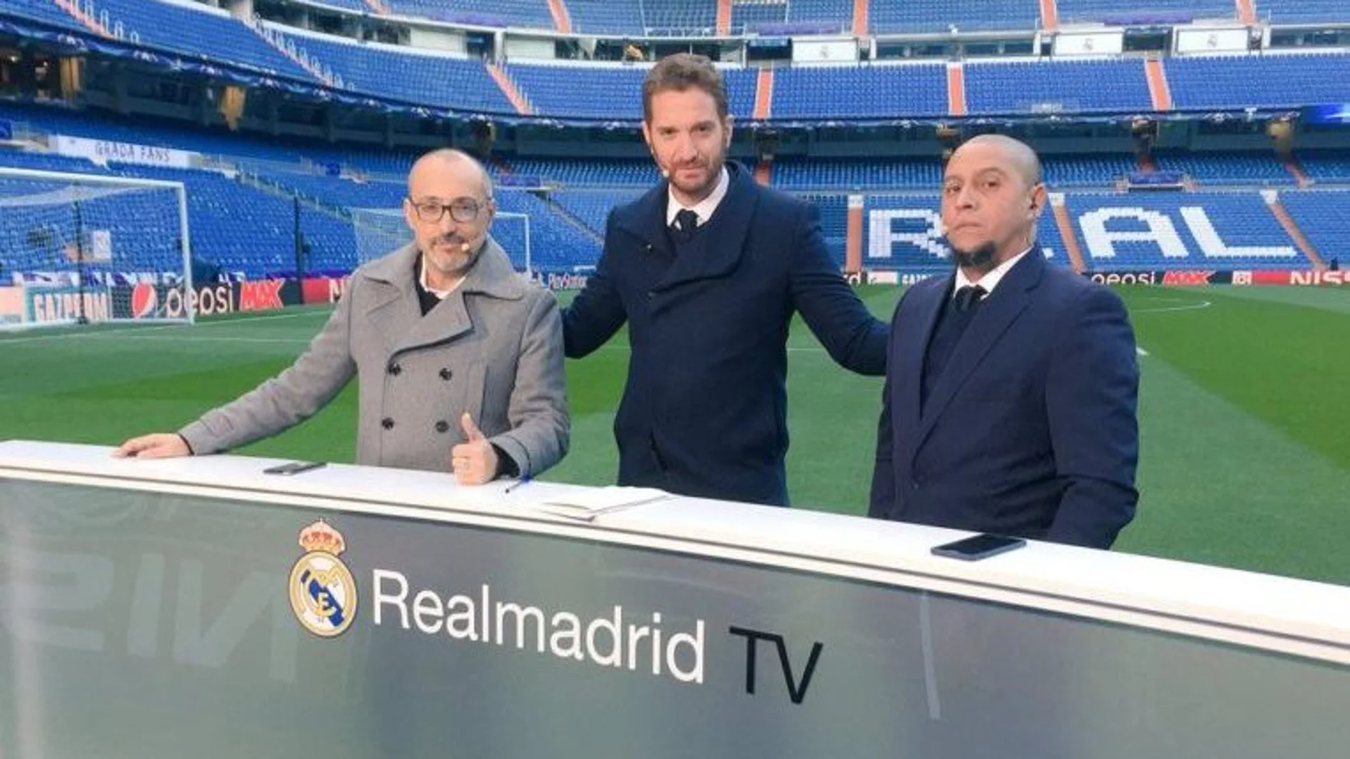 Roberto Carlos, con David Álvarez y Jesús Alcaide en un programa de Real Madrid Televisión
