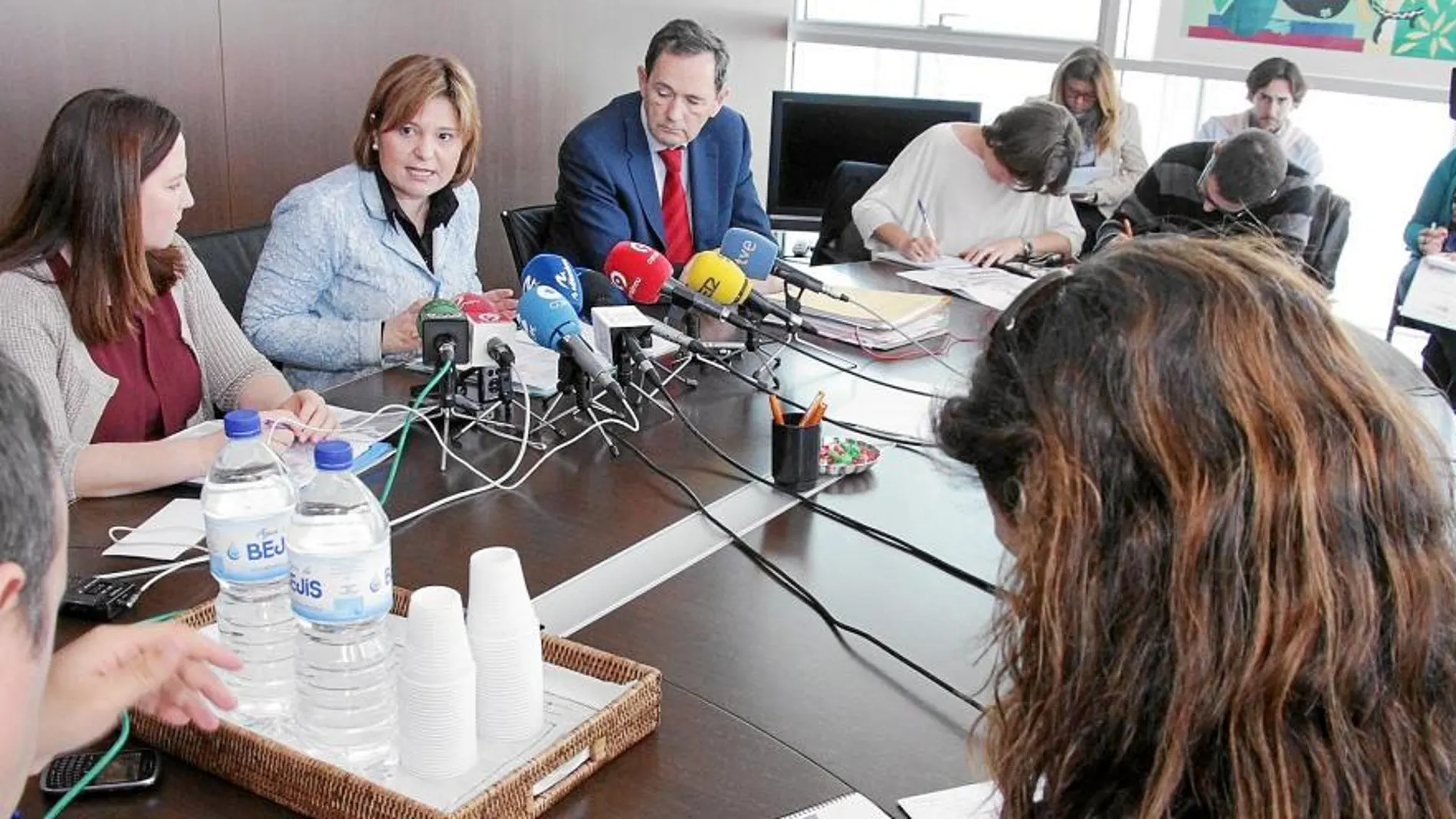 La consellera de Infraestructuras, Isabel Bonig, ayer durante la rueda de prensa