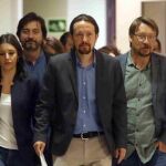 Pablo Iglesias, antes de la rueda de prensa que ofreció hoy en el Congreso junto a los portavoces del grupo de Unidos Podemos-En Comù-Podem-En Marea.