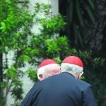 El cardenal Cañizares conversa con otro purpurado a la entrada de la sala donde se celebran las congregaciones