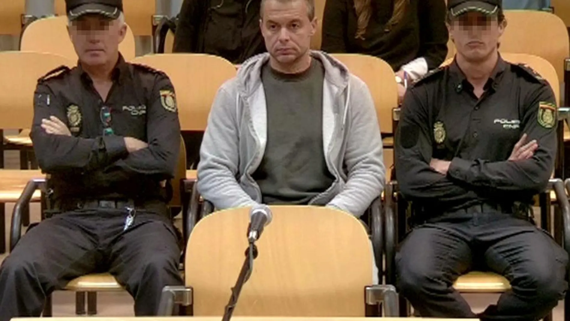 Antonio Ortiz, escoltado por dos agentes de la Policía, durante la primera sesión del juicio