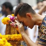 Un hombre en la escena del atentado del pasado mes de agosto