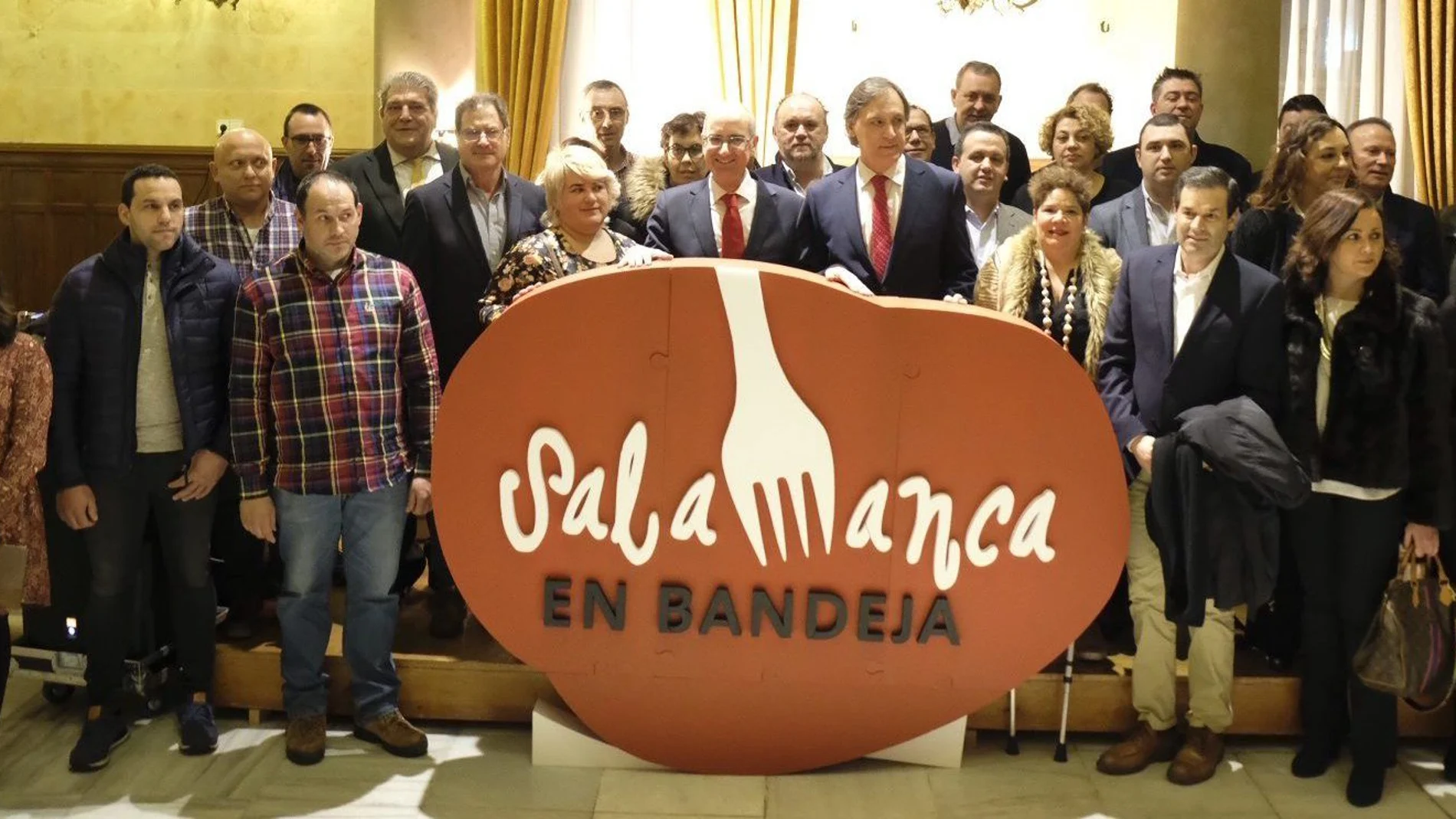 El presidente de la Diputación de Salamanca, Javier Iglesias; el alcalde, Carlos García Carbayo, y el diputado de turismo, Javier García Hidalgo, entre otros, posan con asociados durante la presentación