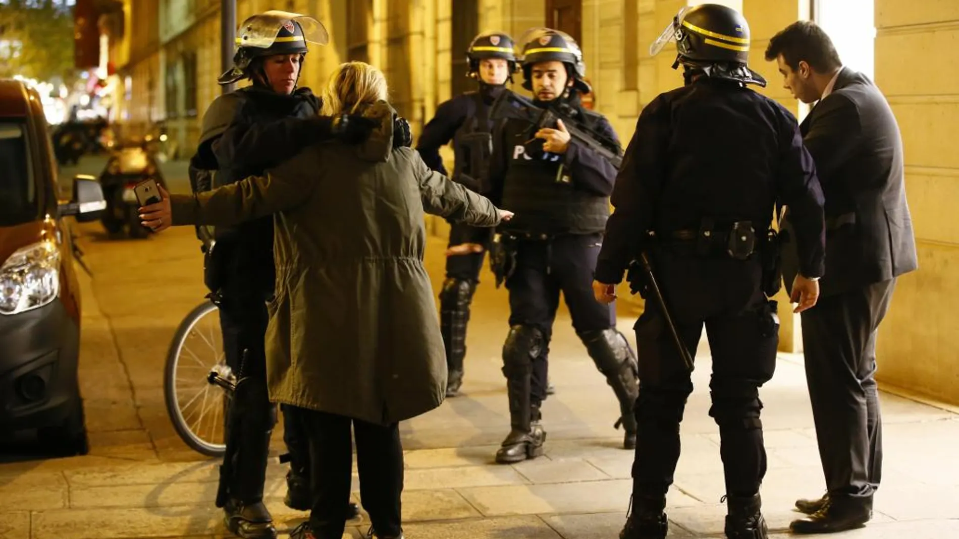 Miembros de la Policía francesa conversan con los transeúntes tras el tiroteo en el que murió un oficial de policía