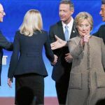 La precandidata demócrata a la Casa Blanca, Hillary Clinton, celebra su victoria en el tercer debate demócrata con sus adversarios de fondo