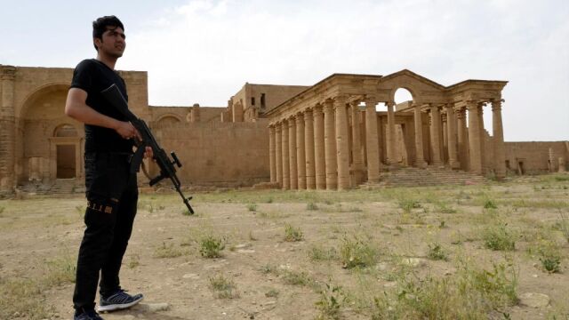 Un miembro del grupo chií iraquí Hashd al-Shaabi monta guardia en Hatra