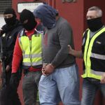 Policías nacionales con el detenido en Ceuta