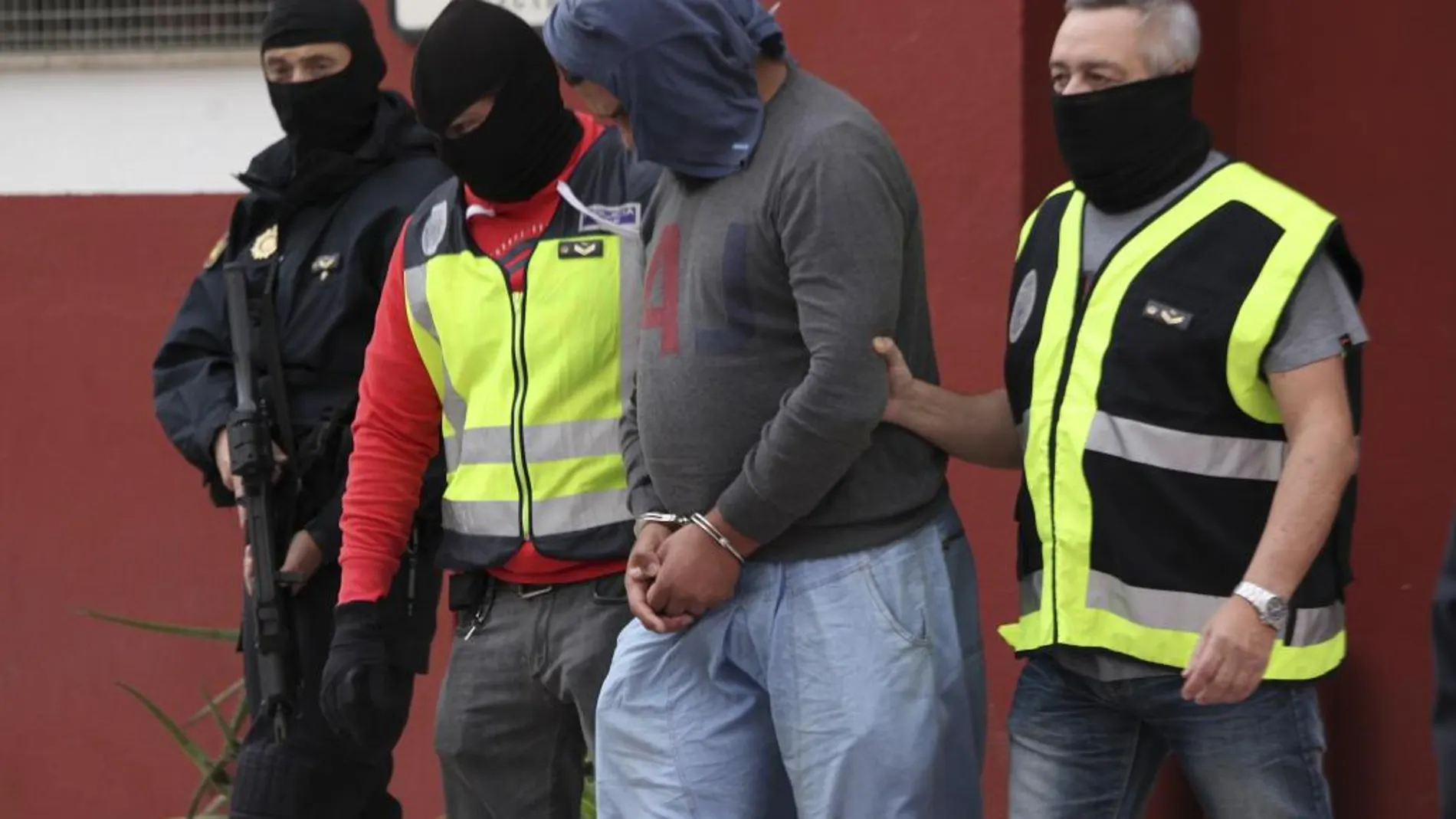 Policías nacionales con el detenido en Ceuta