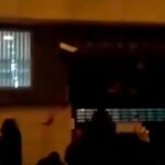 Imagen de los cuatro encapuchados lanzando pintura contra la fachada de la comisaría
