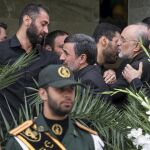 El presidente de Irán Mahmoud Ahmadinejad en el entierro de dos soldados iraníes muertos en Siria