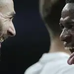 Benzema y Vinicius celebran un gol
