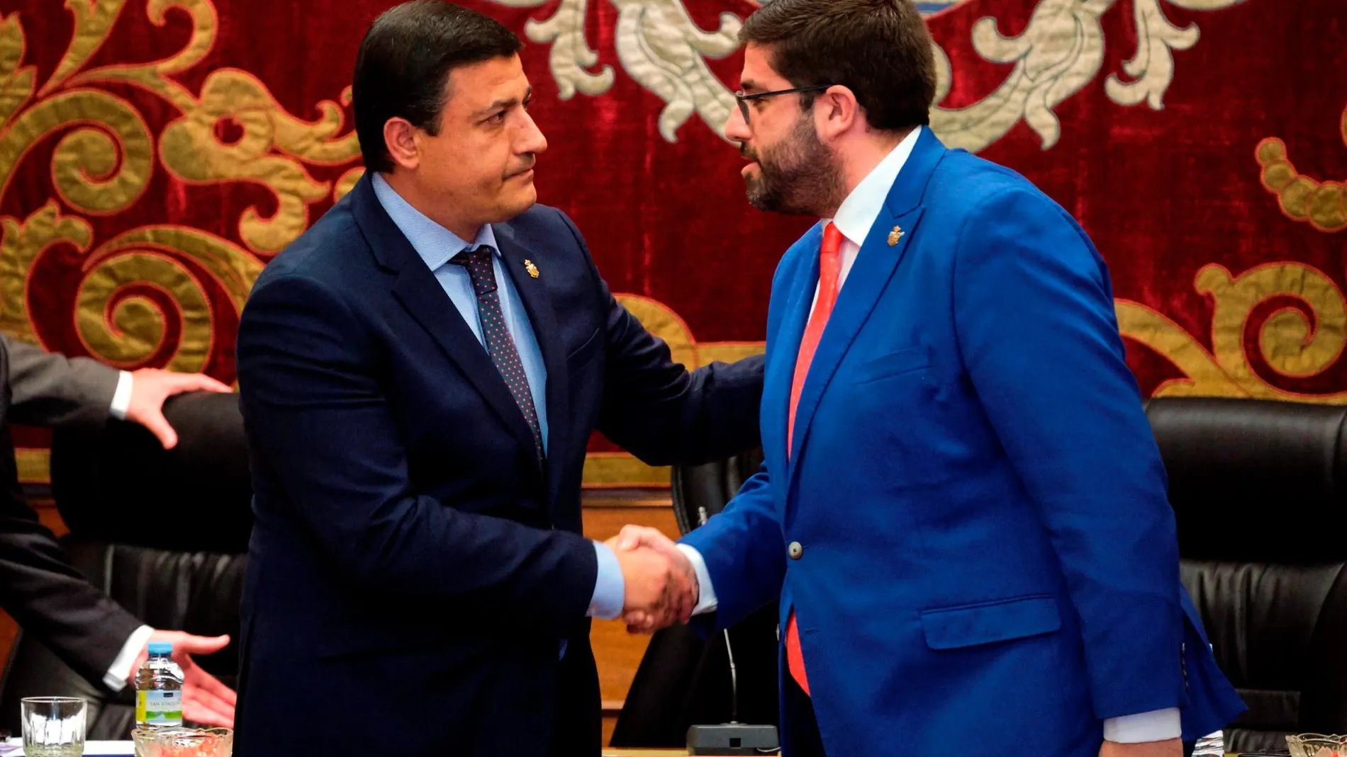 Jesús Manuel Sánchez Cabrera felicita al nuevo presidente de la Diputación de Ávila, Carlos García, tras consumarse la moción de censura