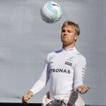 Rosberg jugó con un balón de fútbol antes de marcar la «pole» en Hockenheim