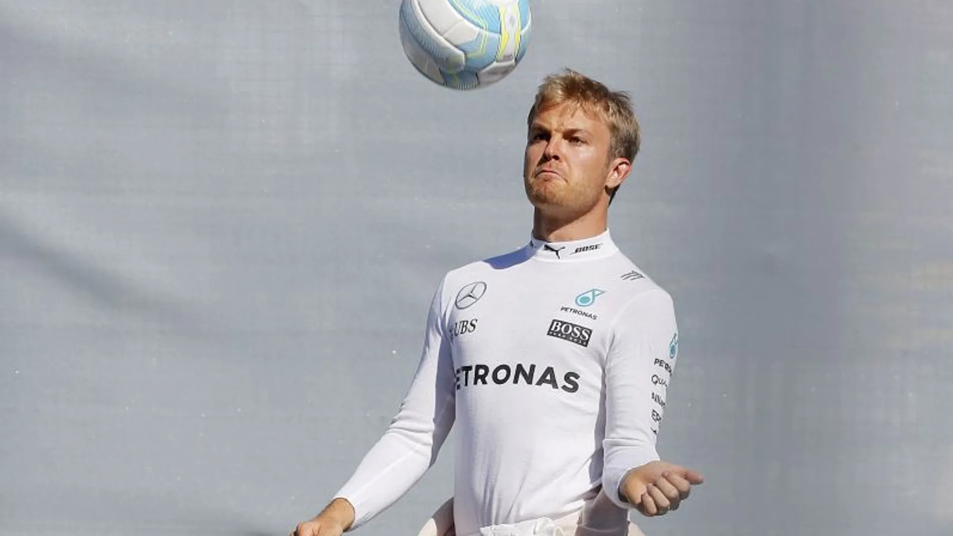 Rosberg jugó con un balón de fútbol antes de marcar la «pole» en Hockenheim