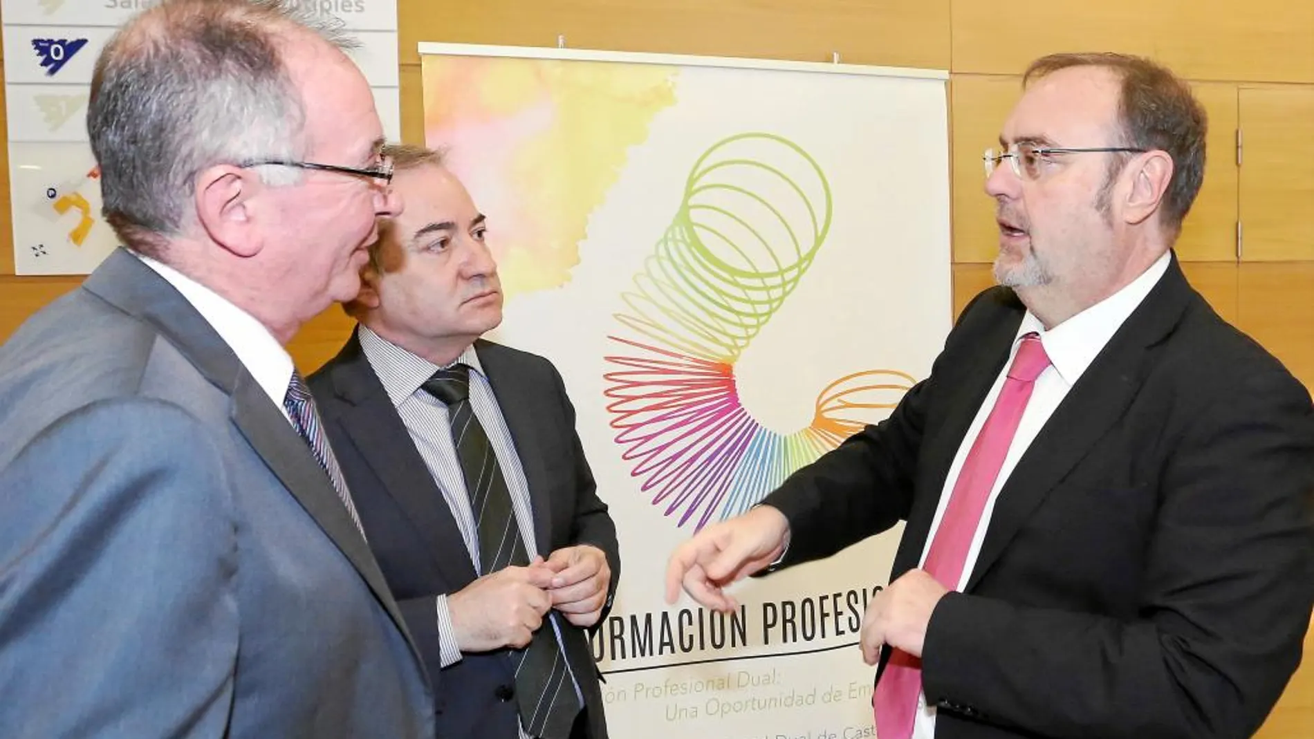 Fernando Rey dialoga con los organizadores del foro sobre Formación Profesional celebrado en Valladolid.