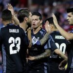 El delantero del Real Madrid Morata es felicitado por sus compañeros tras marcar ante el Granada, durante el partido de Liga en Primera División disputado esta noche en el estadio Los Cármenes