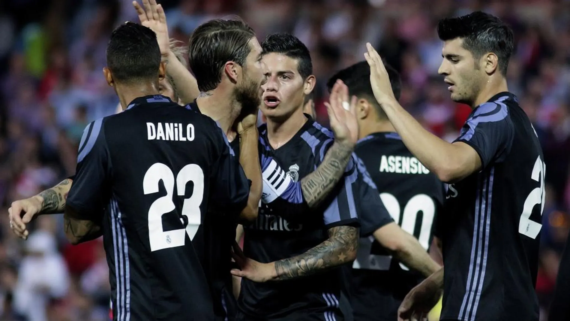 El delantero del Real Madrid Morata es felicitado por sus compañeros tras marcar ante el Granada, durante el partido de Liga en Primera División disputado esta noche en el estadio Los Cármenes