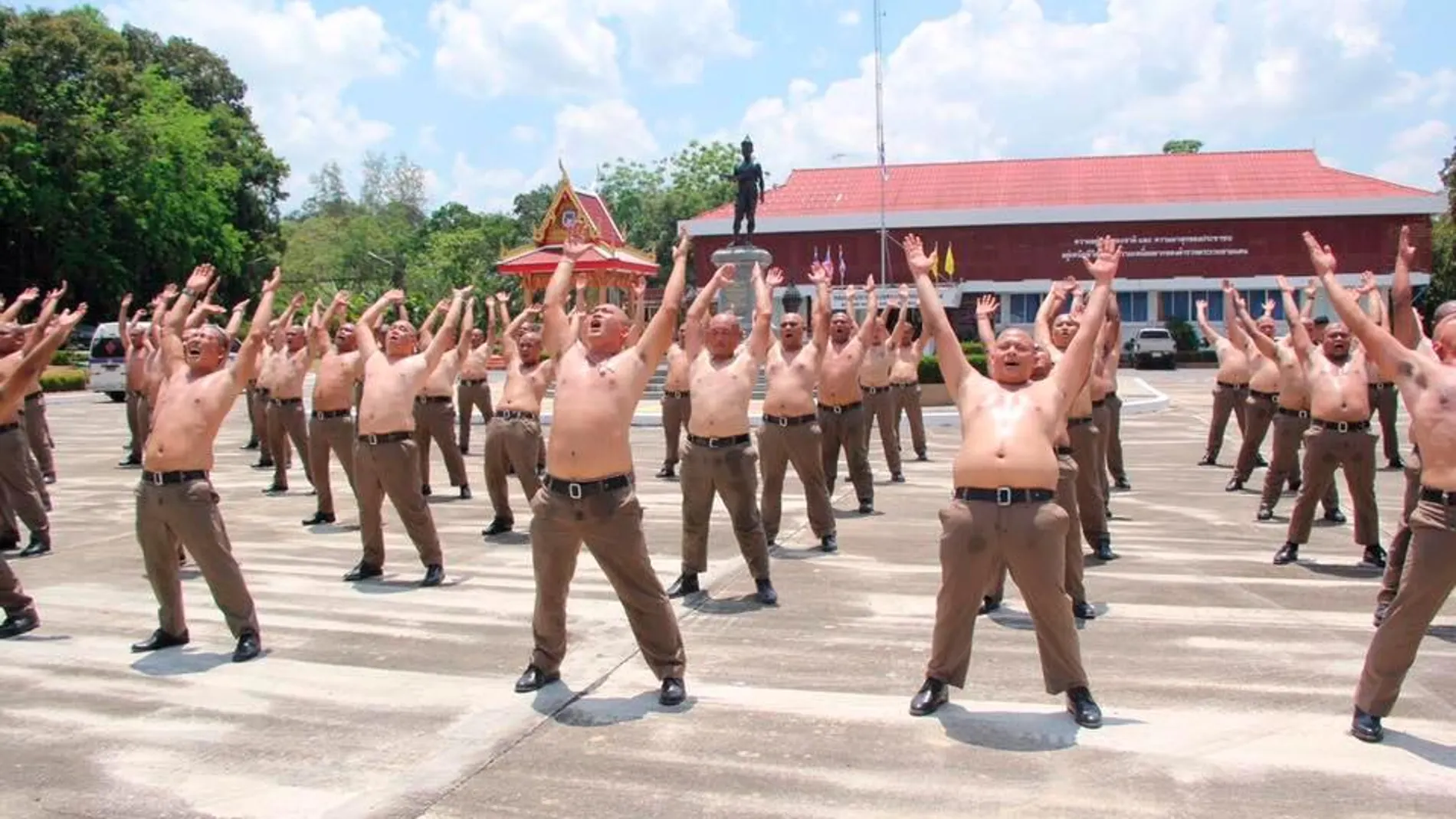 Policías tailandeses se someten a un programa de ejercicios para bajar de peso / Thaipolicenews.com