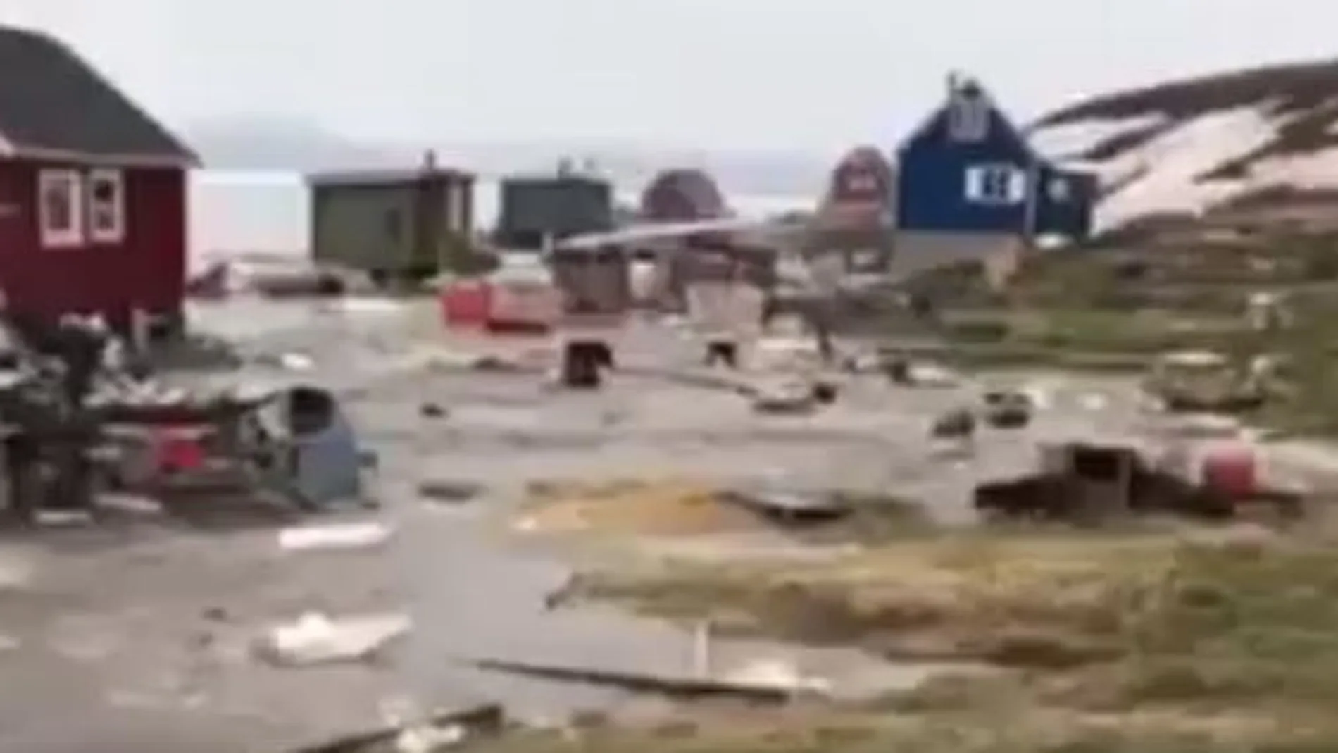 Momento en el que una ola inunda la localidad de Nuugaatsiaq