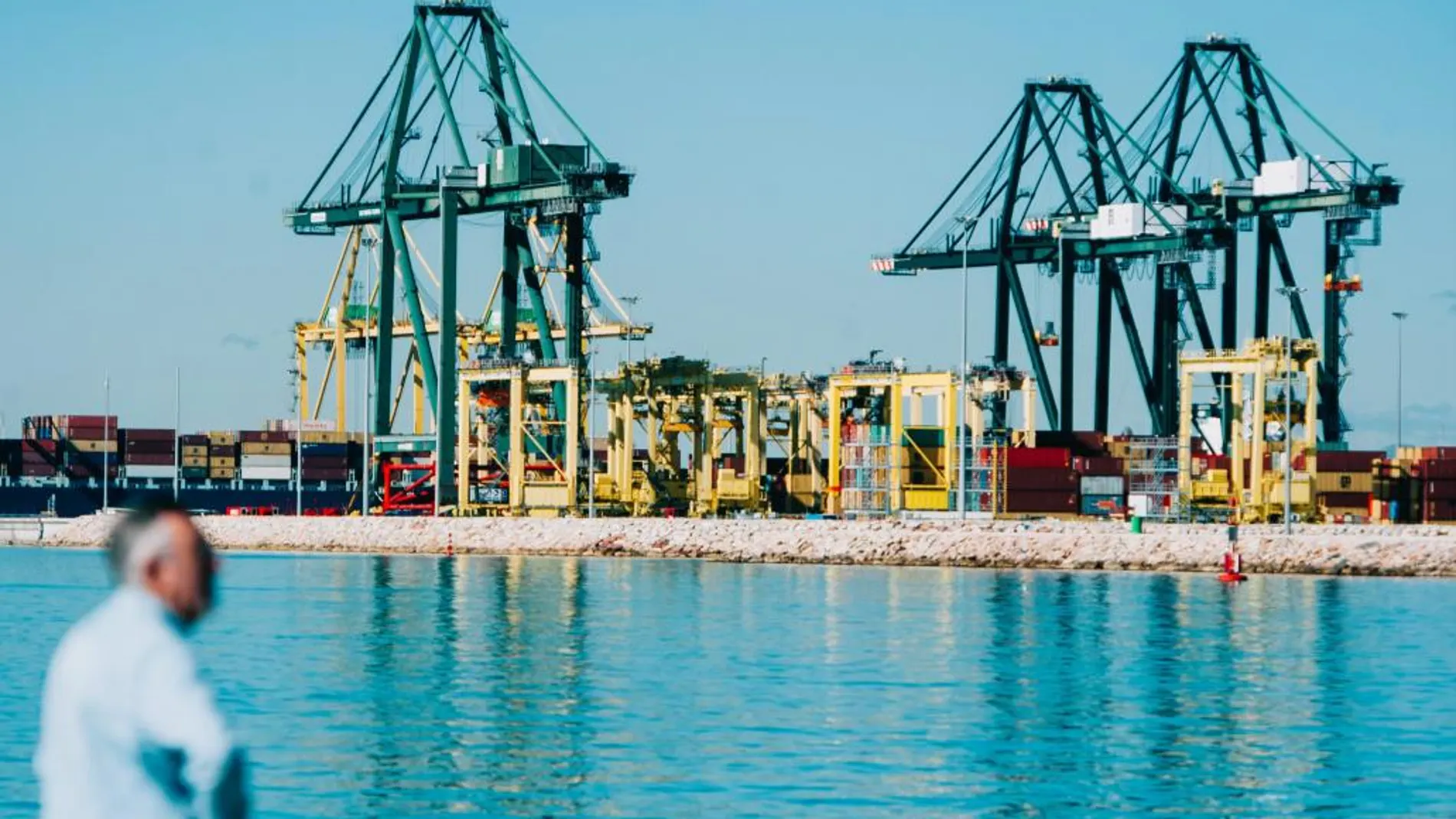 Solo diez buques pudieron entrar ayer a descargar en el Puerto de Valencia