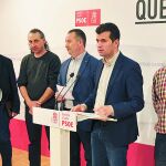Luis Tudanca atiende a la prensa, ayer en Valladolid, en presencia de los líderes agrarios de la Comunidad
