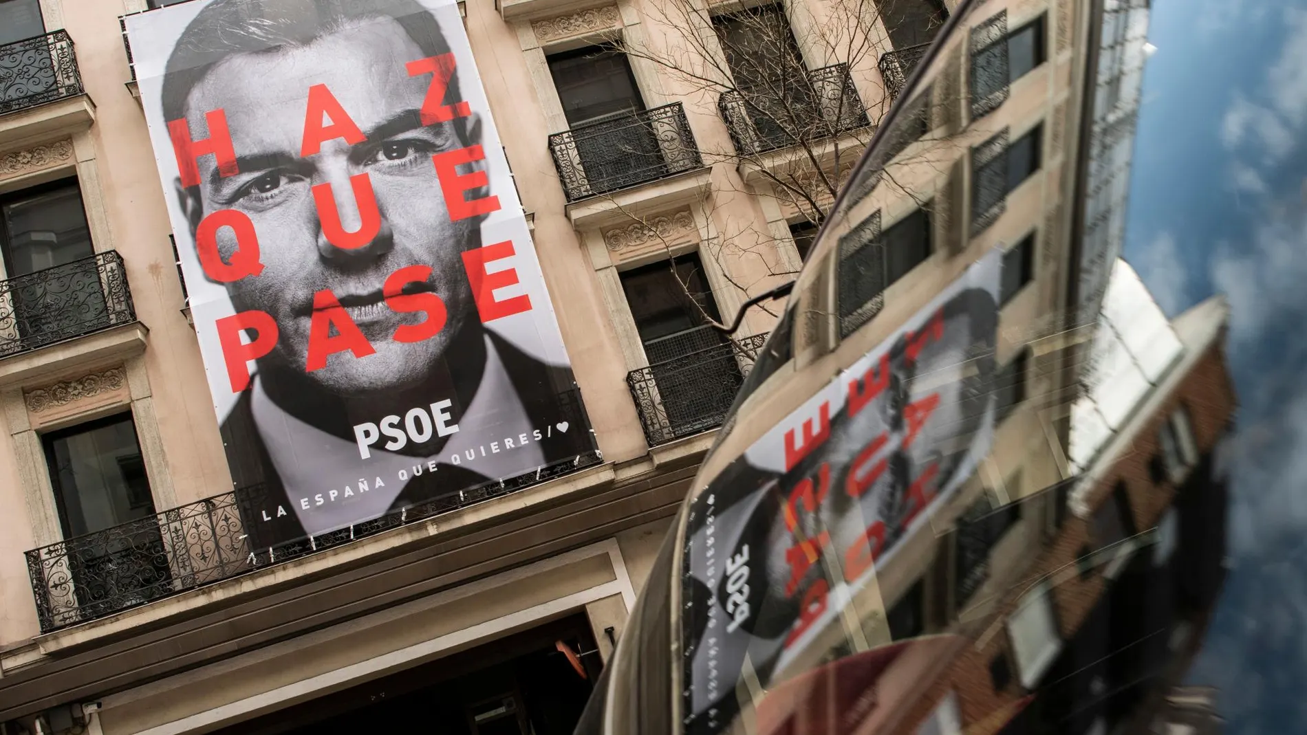 Carteles de la campaña del PSOE en Ferraz, con el lema "Haz que pase"y Pedro Sánchez como imagen principal / Foto: David Jar
