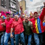 El diputado chavista Diosdado Cabello encabeza una marcha oficialista, ayer, en el centro de Caracas