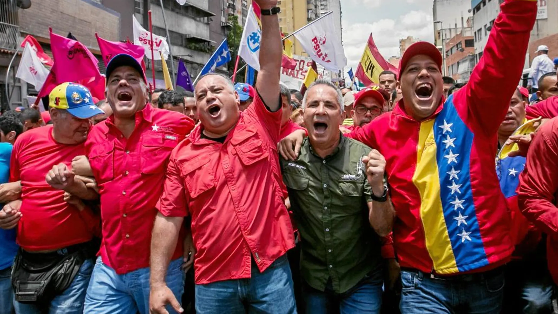 El diputado chavista Diosdado Cabello encabeza una marcha oficialista, ayer, en el centro de Caracas