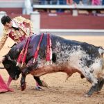 Derechazo de mano baja de Morenito de Aranda al quinto toro de la tarde, ayer, en Las Ventas
