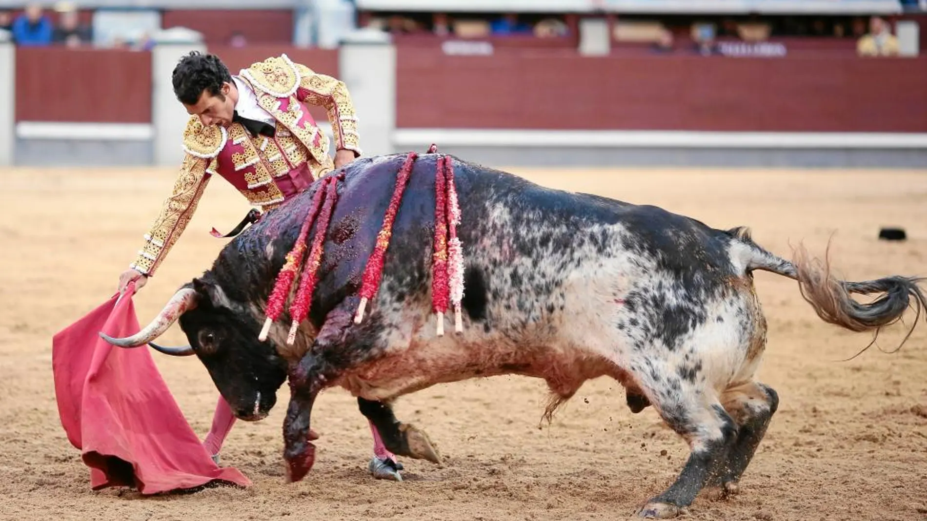 Derechazo de mano baja de Morenito de Aranda al quinto toro de la tarde, ayer, en Las Ventas