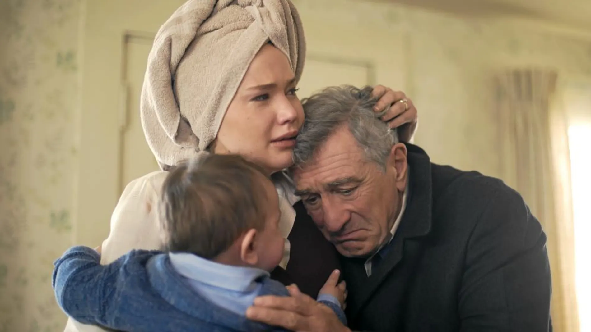 Jennifer Lawrence intenta sacar adelante a su familia en este «biopic» de la inventora de la «fregona milagrosa»