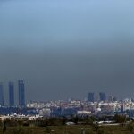 Imagen de Madrid tomada ayer con el parque empresarial de las Cuatro Torres (i), en el Paseo de la Castellana de Madrid, y las Torres Kio cubiertas por la contaminación