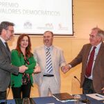 José Luis Vázquez, Silvia Clemente, Fernando Rey y Álvaro Gil Robles estrechan sus manos tras suscribir el acuerdo