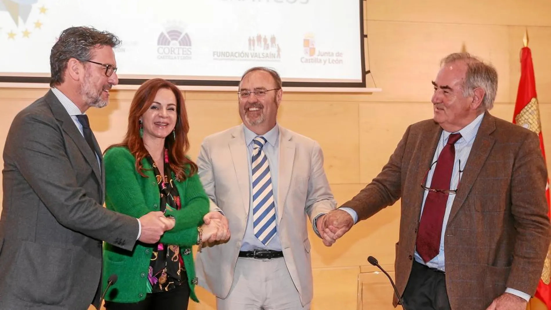 José Luis Vázquez, Silvia Clemente, Fernando Rey y Álvaro Gil Robles estrechan sus manos tras suscribir el acuerdo