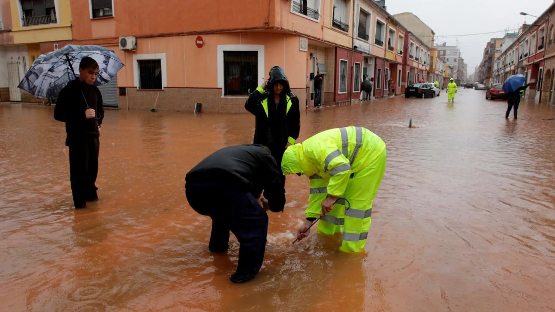 Los servicios de emergencias trabajan para achicar agua en Alzira