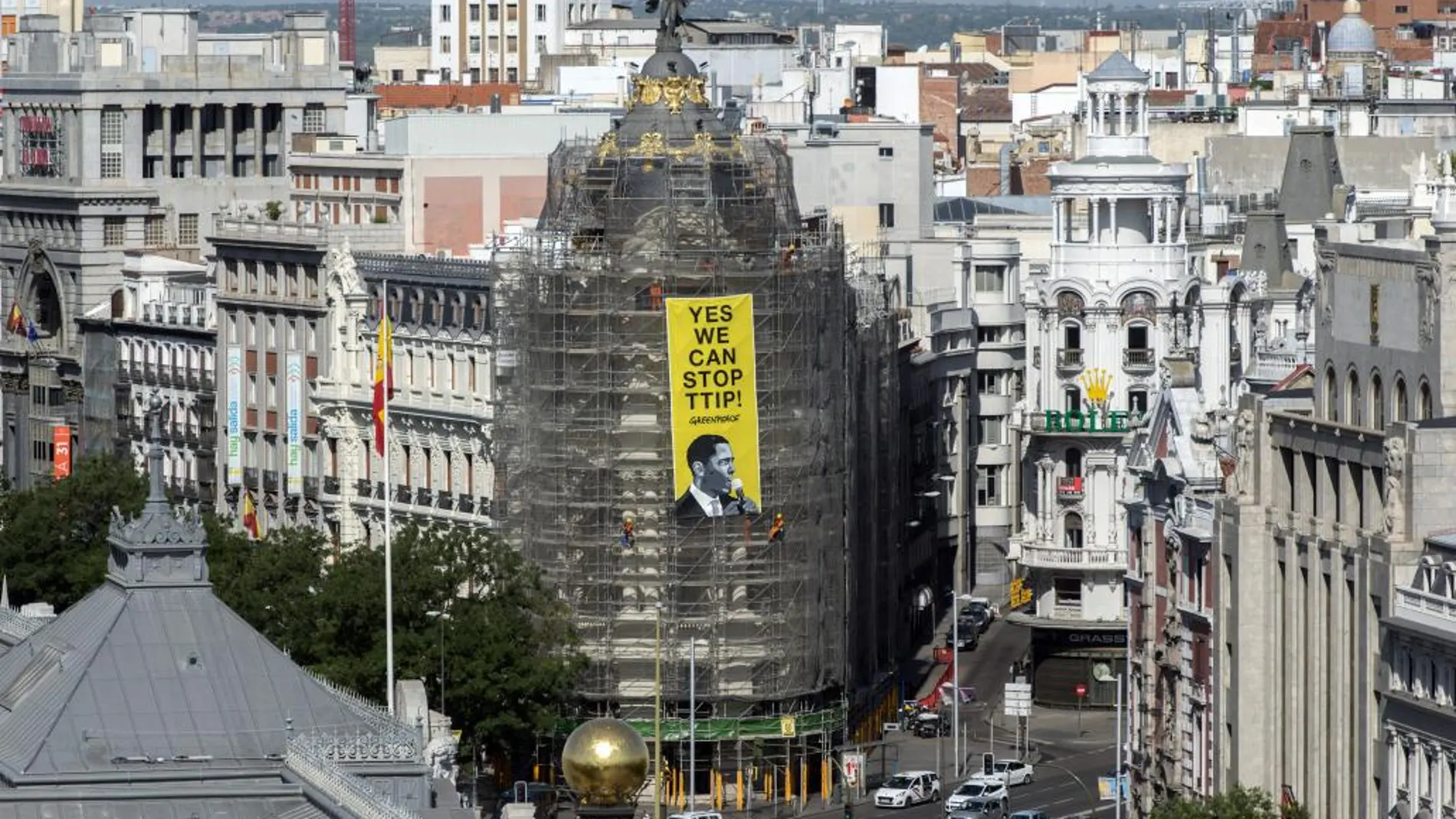 Seis escaladores de Greenpeace han colgado una pancarta de 60 metros cuadrados en el conocido edificio Metrópolis