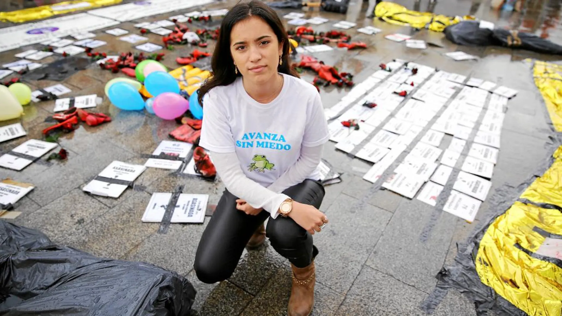 Patricia Fernández en la Puerta del Sol de Madrid, donde apoya la acción de la asociación «Ve la luz» que visibiliza el maltrato