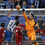 Sergio Rico despeja ante Marc Navarro, autor de un gol y pasador en otro
