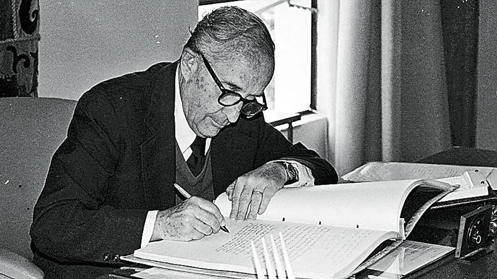 En 1938 la Delegación del Estado para la Recuperación de Documentos del régimen incautó libros y documentos al geógrafo Gonzalo de Reparaz