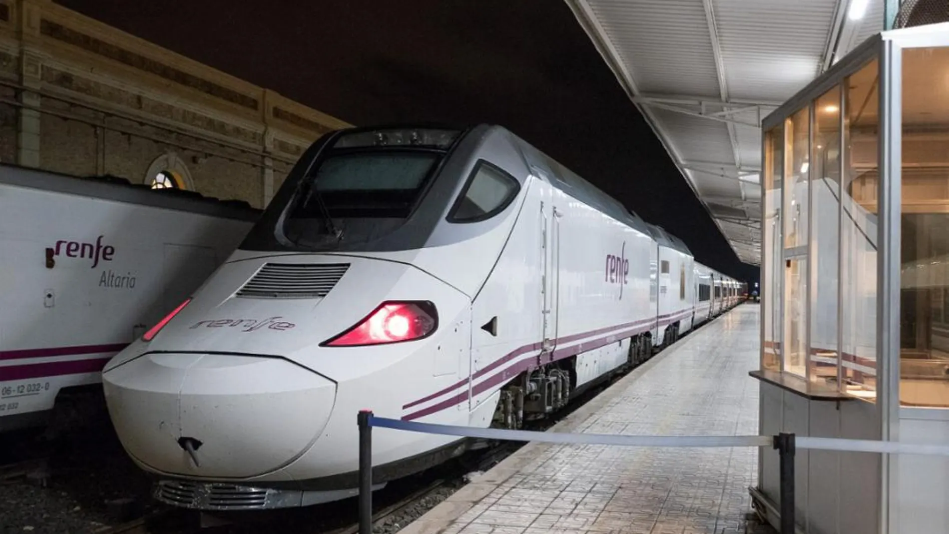 El tren híbrido que conecta a la Región con Madrid en poco más de cuatro horas inició ayer su viaje inaugural desde la Estación Víctor Beltrí de Cartagena